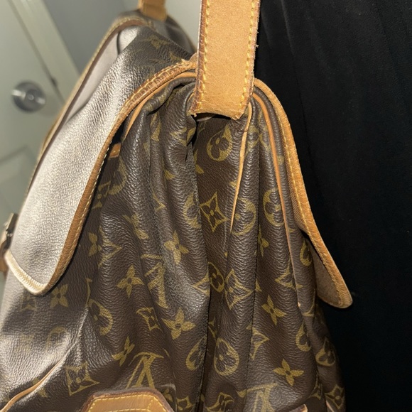 LOUIS VUITTON Saumur 30 Monogram Canvas Bag - Picture 10 of 16